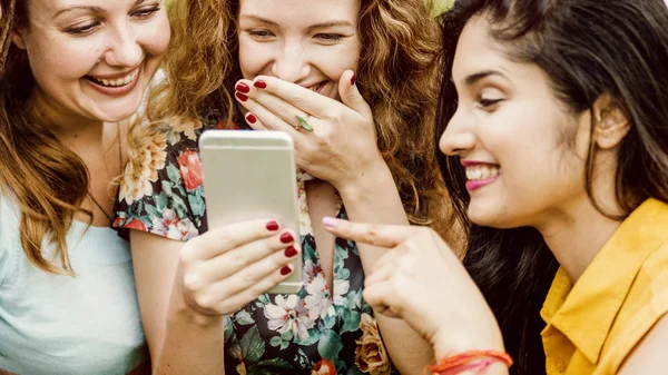 Donne che utilizzano il digitale — Foto Stock