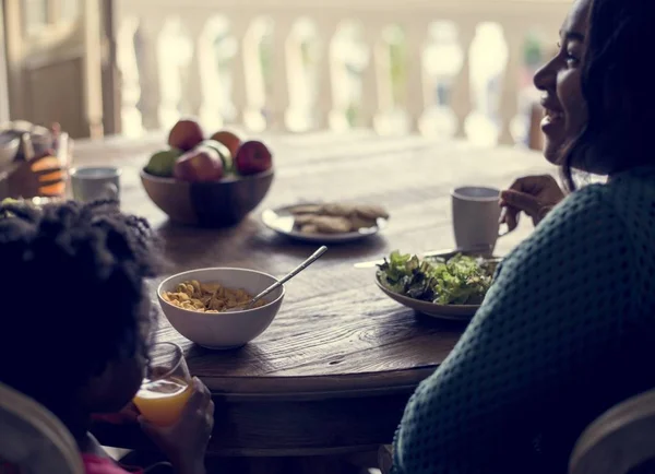 Familie beim Abendessen — Stockfoto