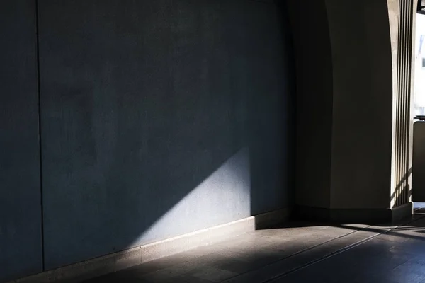 Текстурированная стена и тень — стоковое фото
