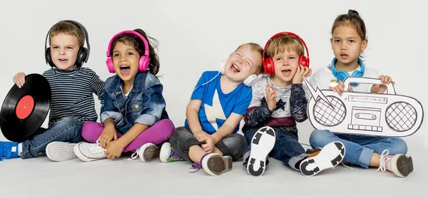 Multiethnische Kinder in Kopfhörern — Stockfoto