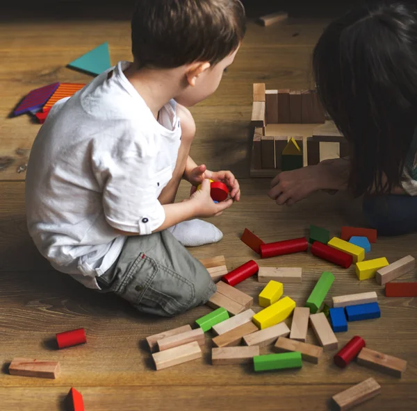 Irmão e irmã brincando juntos — Fotografia de Stock