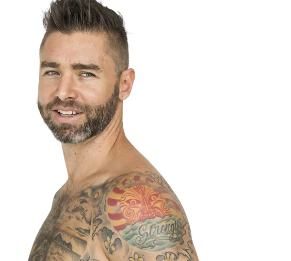 Усміхнений чоловік з татуюванням — стокове фото