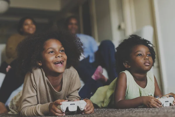 Сестры, играющие в видеоигры — стоковое фото