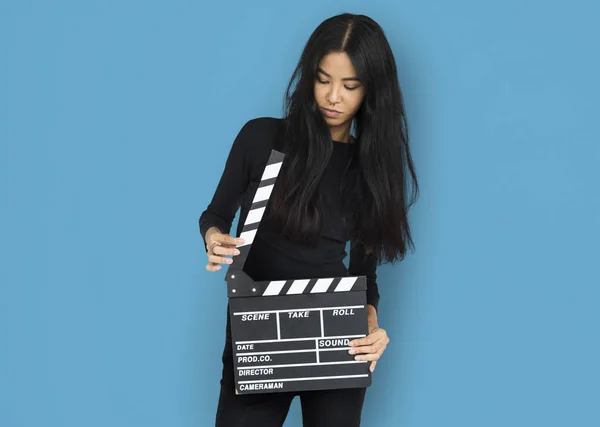 Mulher segura nas mãos Clapper Board — Fotografia de Stock