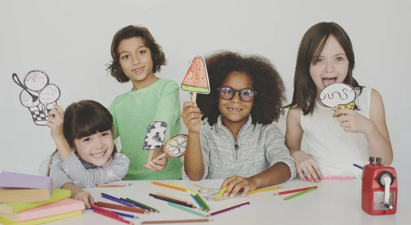 Gruppe von Kindern zeichnet — Stockfoto