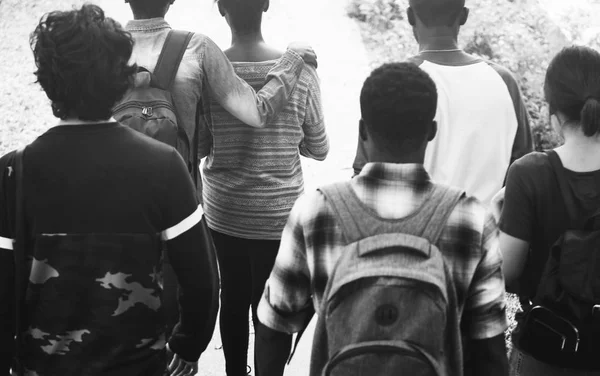학생 들은 거리에서 함께 걷는 — 스톡 사진