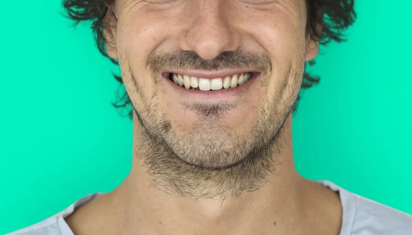 Jonge glimlachende blanke man — Stockfoto