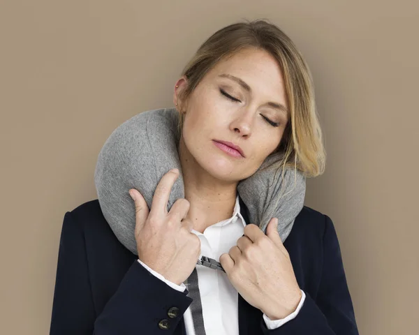 Affärskvinna med Travel Pillow — Stockfoto