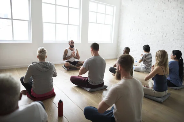 Persone alle lezioni di yoga — Foto Stock