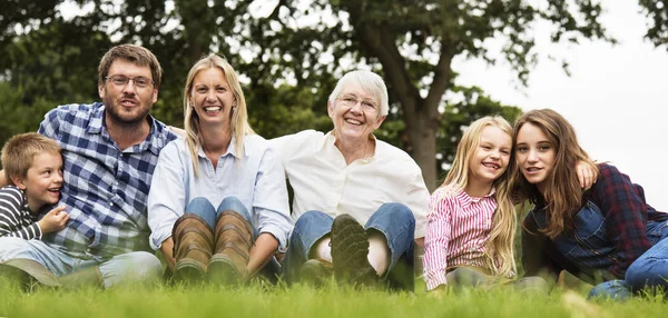 Famille heureuse ensemble à l'extérieur — Photo