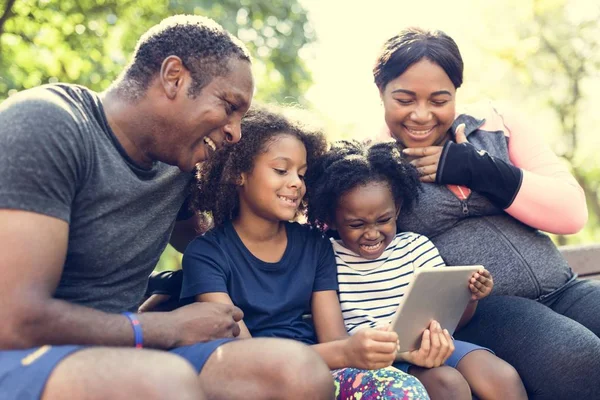 Familj som använder digital surfplatta — Stockfoto