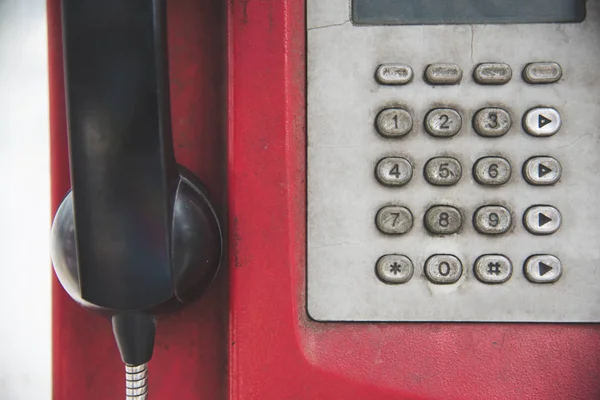 Oude vervallen rode telefooncel — Stockfoto