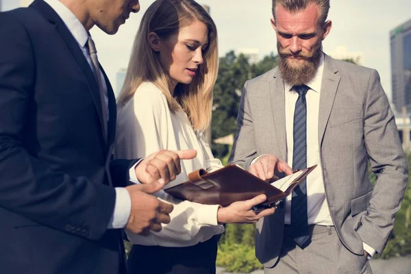 Mensen uit het bedrijfsleven bespreken corporate plan — Stockfoto