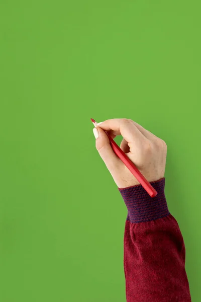 Mão feminina segurando desenho a lápis — Fotografia de Stock