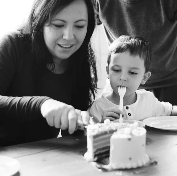 Mãe e filho comendo bolo de aniversário — Fotografia de Stock