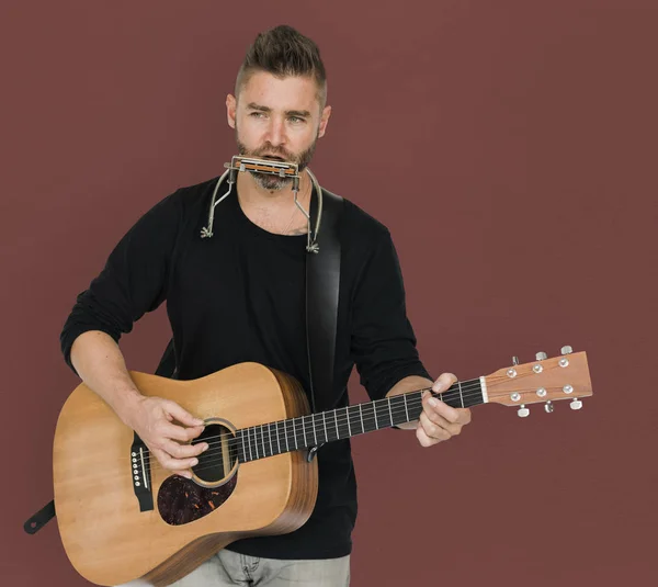 Hombre tocando guitarra y armónica — Foto de Stock