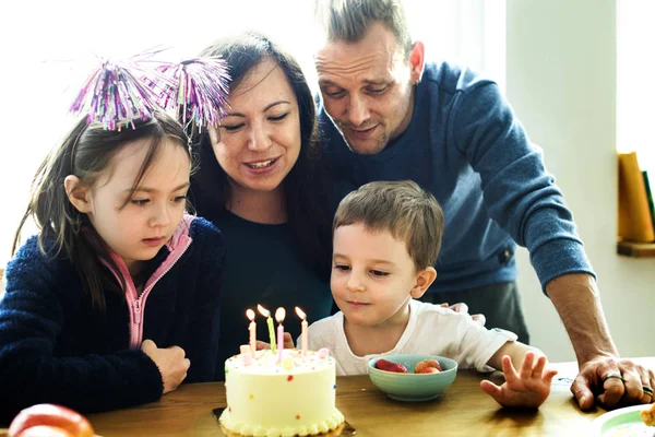 Familia celebrando cumpleaños — Foto de Stock