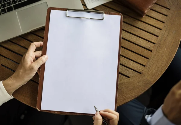 Gente escribiendo notas — Foto de Stock