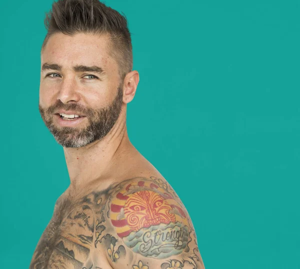 Uomo sorridente con tatuaggi — Foto Stock