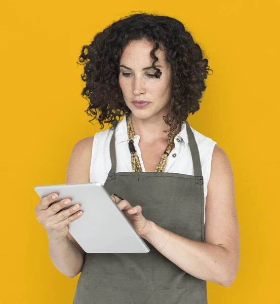 Vrouw met krullend haar met behulp van Tablet PC — Stockfoto