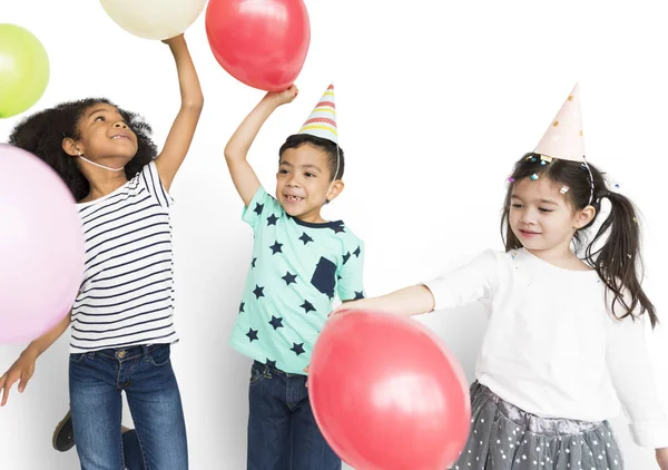 Діти грають з повітряними кулями — стокове фото