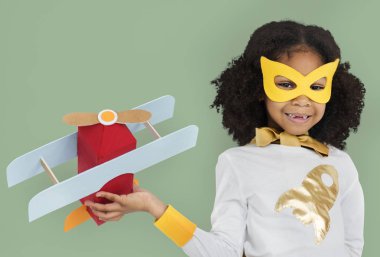  Kağıt uçakla oynayan kız
