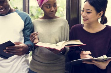 çok ırklı grup öğrenci