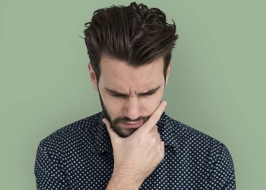 düşünme ve çene üzerinde elini tutarak dostum