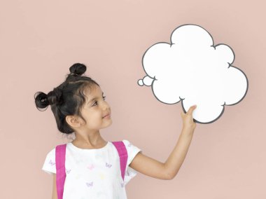 sevimli küçük kız stüdyoda