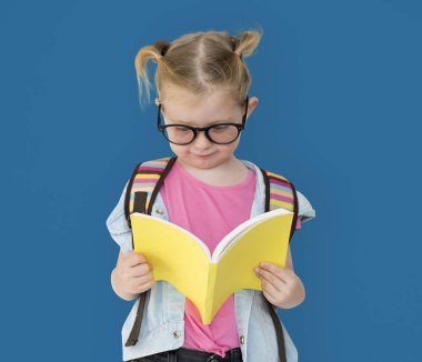 sevimli küçük kız stüdyoda