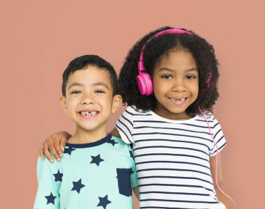  Çocuklar birbirine sarılıyor.