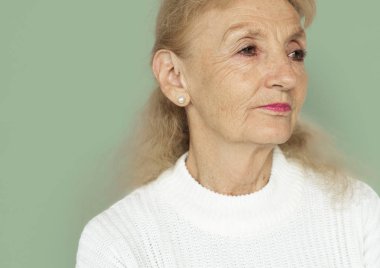 ciddi üst düzey beyaz kadın