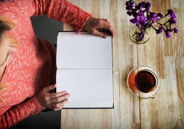 boş kitap arayan kadın 