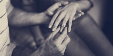 üstünde parmak adam giyen halka