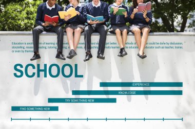 Öğrenciler kitap okuyor 