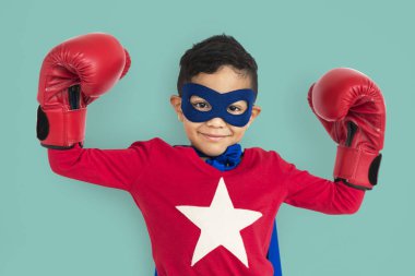 Boks eldiven giyen çocuk 