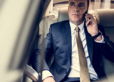 smartphone üzerinde konuşan işadamı
