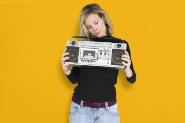  Jukebox tutan kadın