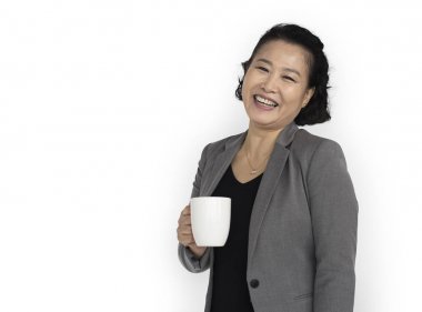 Asya işkadını çay bardağı tutan