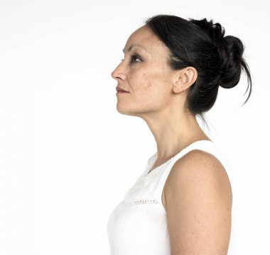 Studio düşünceli esmer kadın