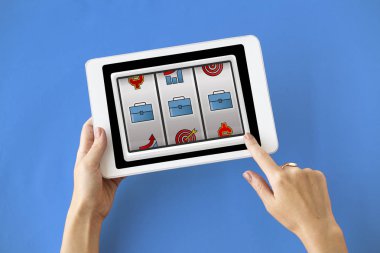 Dijital tablet kullanan kişi.