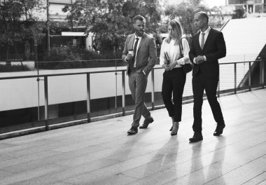 Yürüyüş ve tartışırken iş adamları