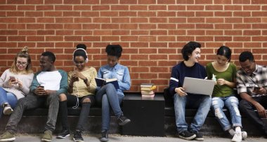 Üniversite öğrencileri beyin fırtınası