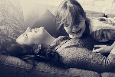 Anne ve kızı gülüyor.