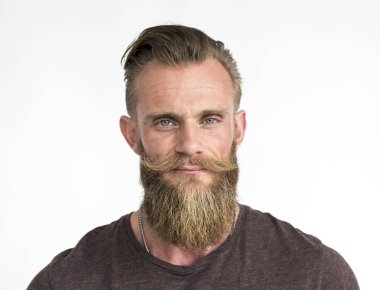 gülümseyen yakışıklı adam