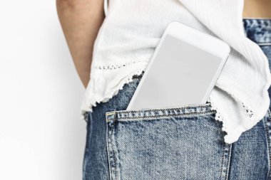 insanlar pantolon cebinde cep telefonu