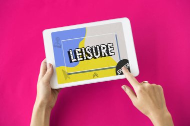 Dijital tablet kullanan kişi.