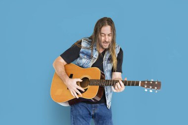 Casual adam gitar çalmak 