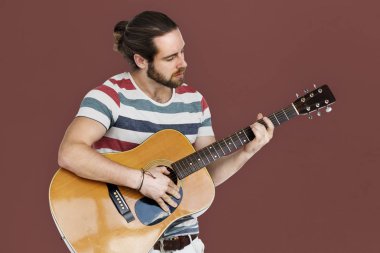 Casual adam gitar çalmak 