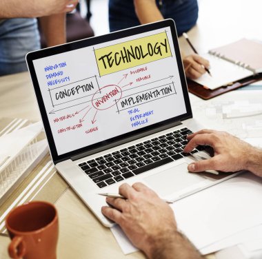 Dizüstü bilgisayar kullanan kişi